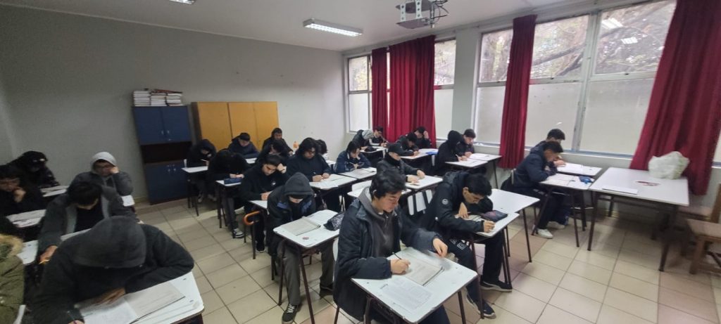 3° y 4° Medios rindieron ensayo PAES con respeto y compromiso