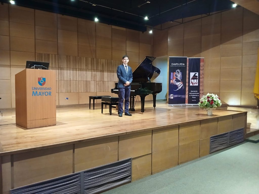 Destacamos a estudiante de 2°B por su talento como pianista